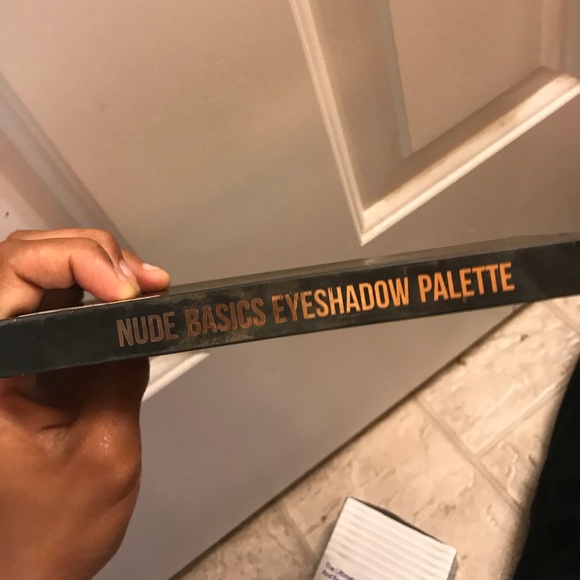 Max Studio Eyeshadow Palette - Picture 4 of 5